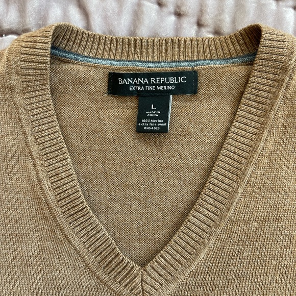 Men's camel colored Banana Republic merino wool sweater - Picture 2 of 3